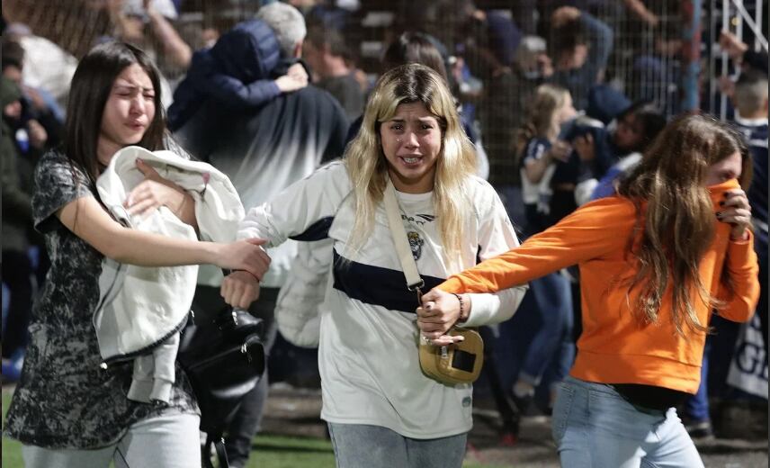 Caos en la cancha de Gimnasia La Plata vs. Boca.  / Gentileza