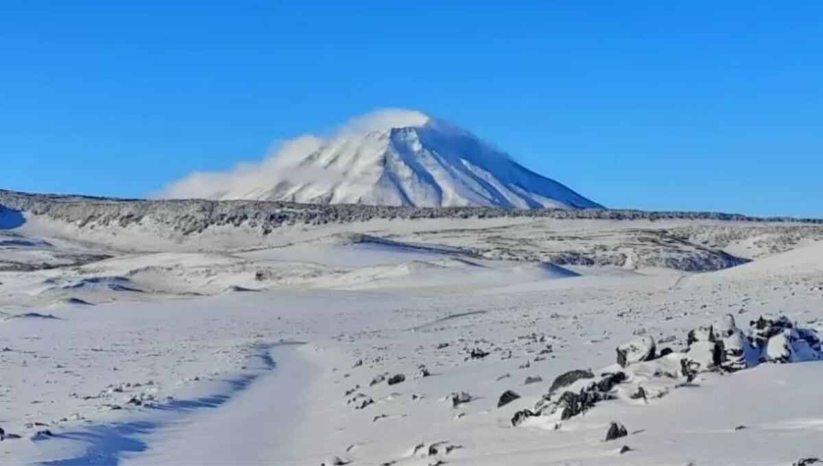 El impactante paisaje de La Payunia cubierta de nieve y que la hace ver como una postal del espacio. Foto: Gentileza Guardaparque Jimena Martínez Chaves