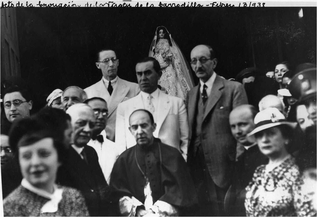 Entronización de la Virgen de la Carrodilla. Arriba, a la izquierda, Frank Romero Day. Al centro, Guillermo Cano, Enrique Day, a la derecha y debajo, al centro, Monseñor Verdaguer.