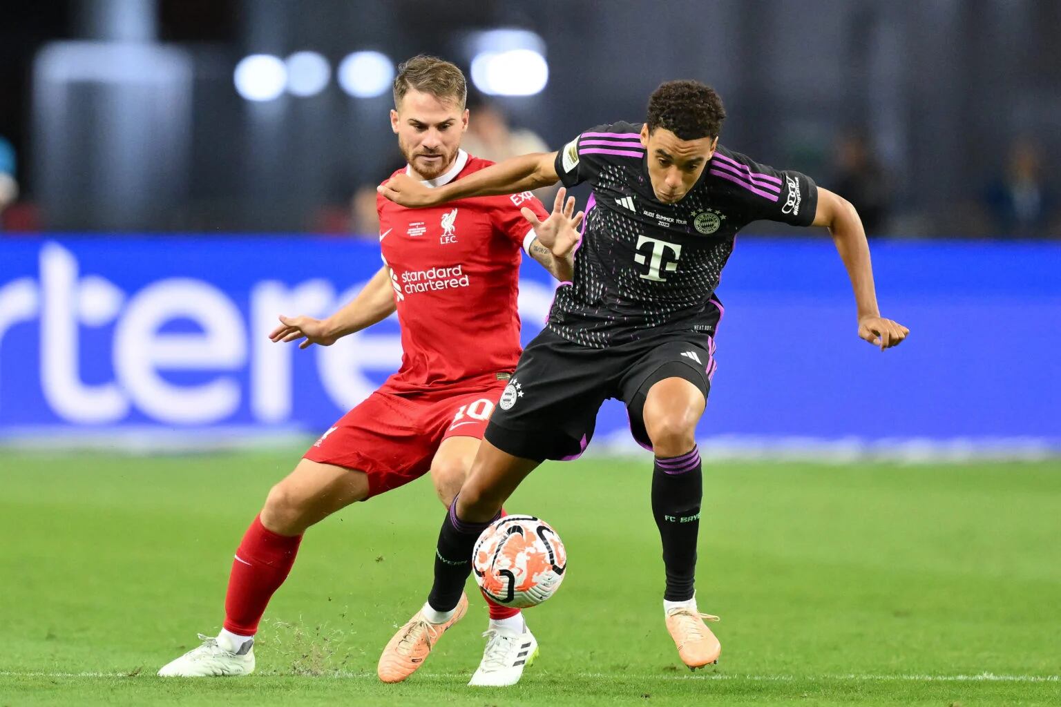 Alexis Mac Allister recibió un duro golpe en un partido amistoso entre el Liverpool y Bayern Munich