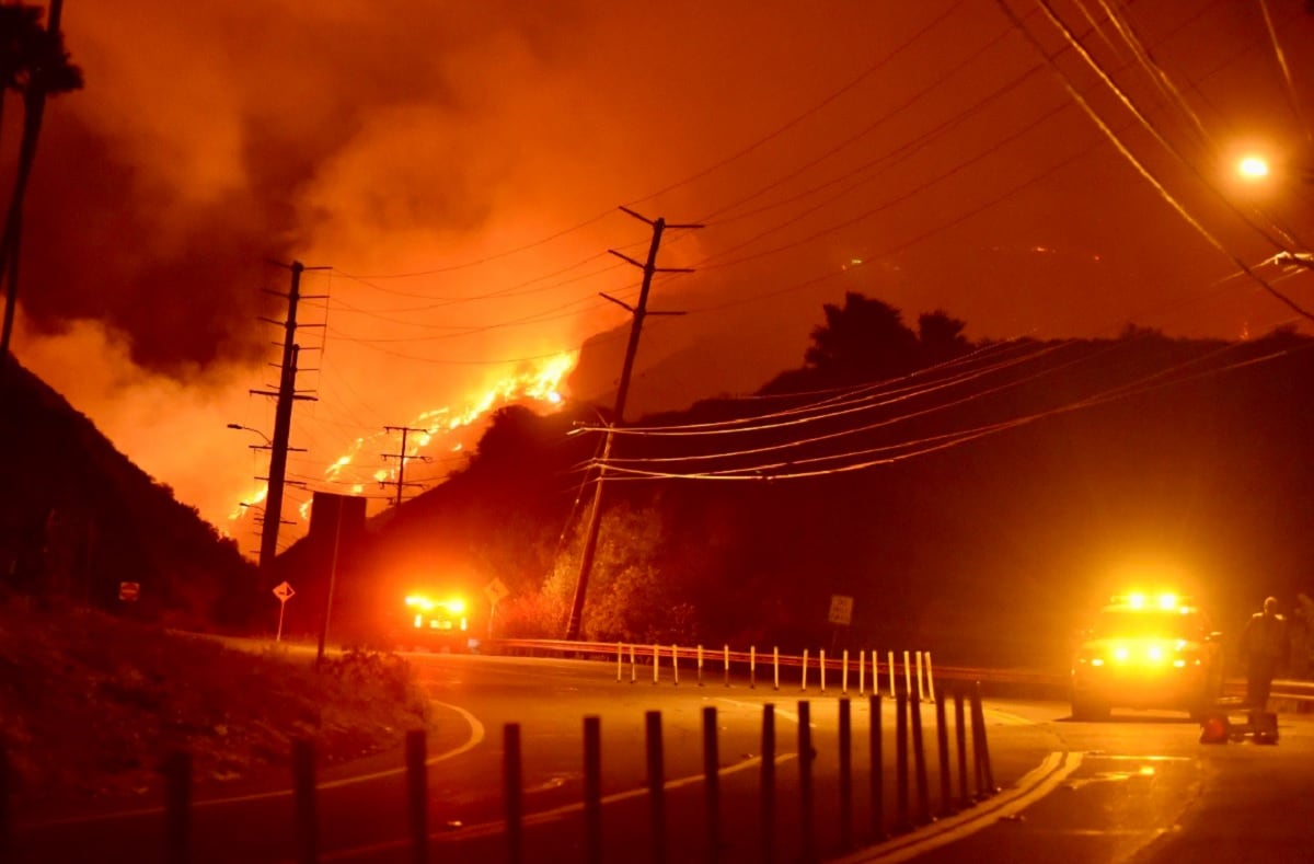 El incendio desató una crisis que ha forzado la evacuación de más de 6 mil personas y paralizada la región (Foto: Twitter Pleno Informativo)