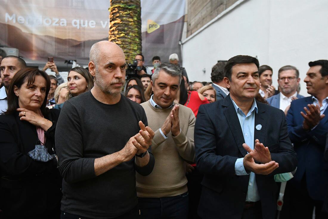 Horacio Rodriguez Larreta en Mendoza en la inauguración de la nueva sede del Pro en Mendoza, junto al intendente de Luján, Sebastián Bragagnolo, y Omar De Marchi, diputado nacional
Foto: José Gutierrez / Los Andes