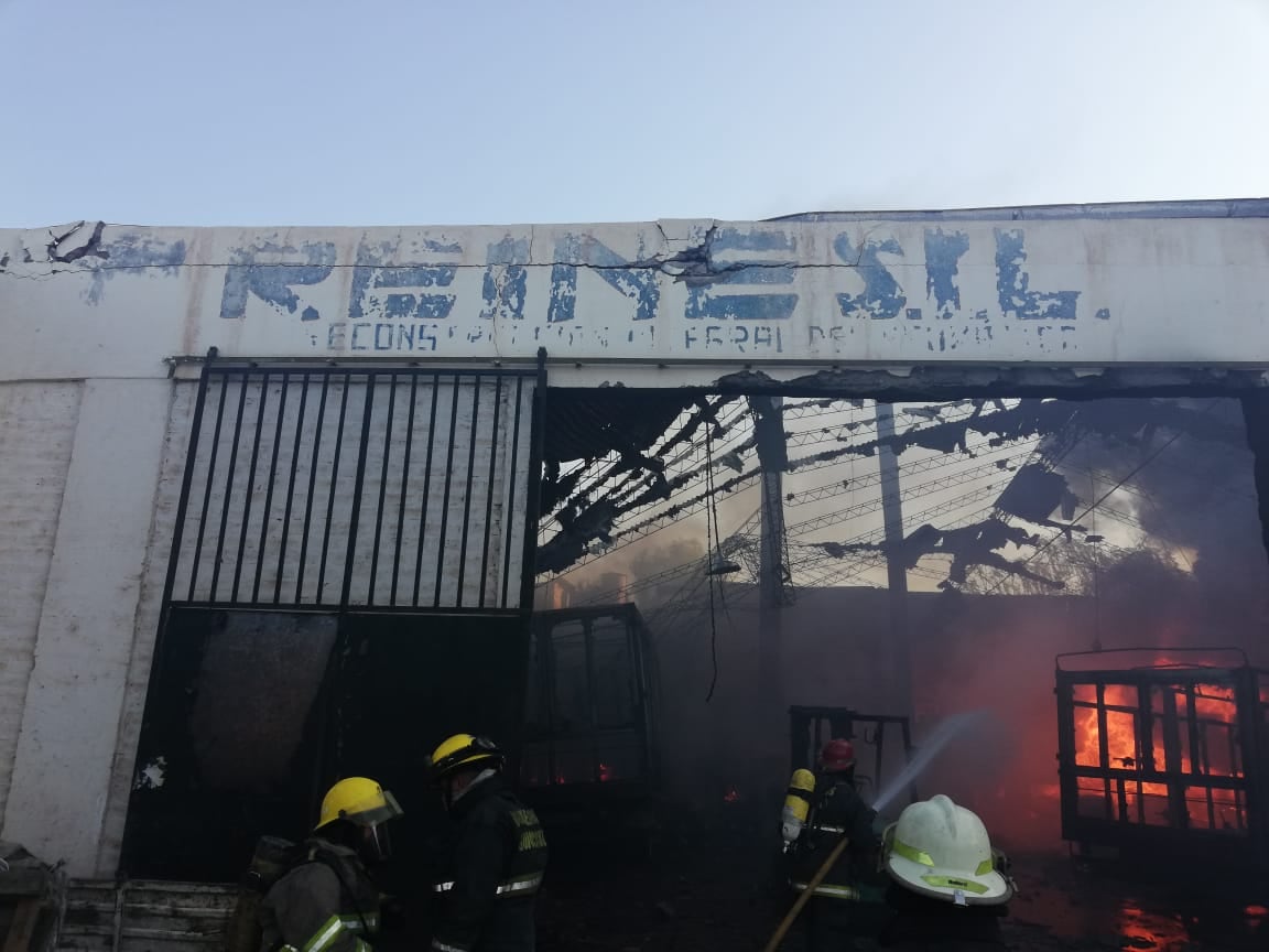 Un feroz incendio consumió un depósito en Guaymallén y las llamas afectaron a las viviendas vecinas