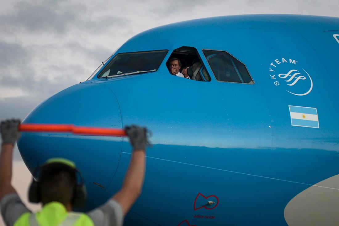 Esta tarde a las 17:30 arribará al Aeropuerto Internacional de Ezeiza el vuelo AR1051 de Aerolíneas Argentinas proveniente de China con otras 371.200 dosis de Sinopharm con el objetivo de dar continuidad al plan de inmunización que lleva adelante el Gobierno nacional para combatir la pandemia del COVID-19.  (Presidencia)