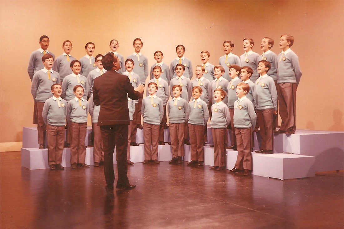 50 Años. Los Niños Cantores de Mendoza y un épico viaje a Tokio. Víctor Volpe dirige a los chicos en una actuación para la TV de los Estados Unidos, como parte de la increíble gira. El genial director, con su carácter fuerte y su pasión, hizo posible el viaje, a pesar de todo.