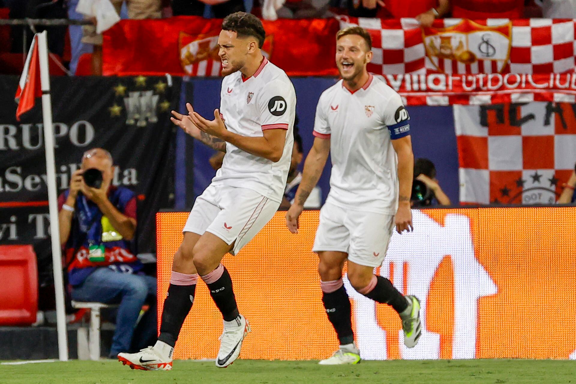 SEVILLA, 20/09/2023.- El delantero argentino del Sevilla Lucas Ocampos (i) celebra tras marcar el 1-0 durante el partido del grupo B de la Liga de Campeones entre Sevilla FC y RC Lens, este miércoles en el estadio Sánchez Pizjuán, en la capital hispalense. EFE/ Julio Muñoz
