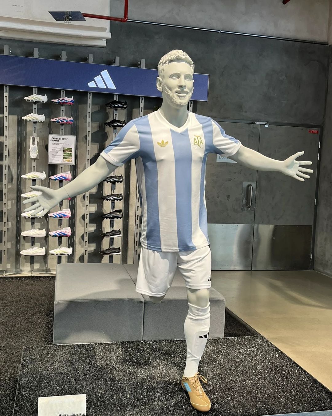 La nueva camiseta de la Selección Argentina ya está a la venta en París. foto: @goldeascenso