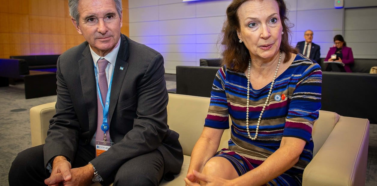 La canciller Diana Mondino y el secretario de Finanzas, Pablo Quirno, durante la entrevista con Clarín en París. Foto / archivo