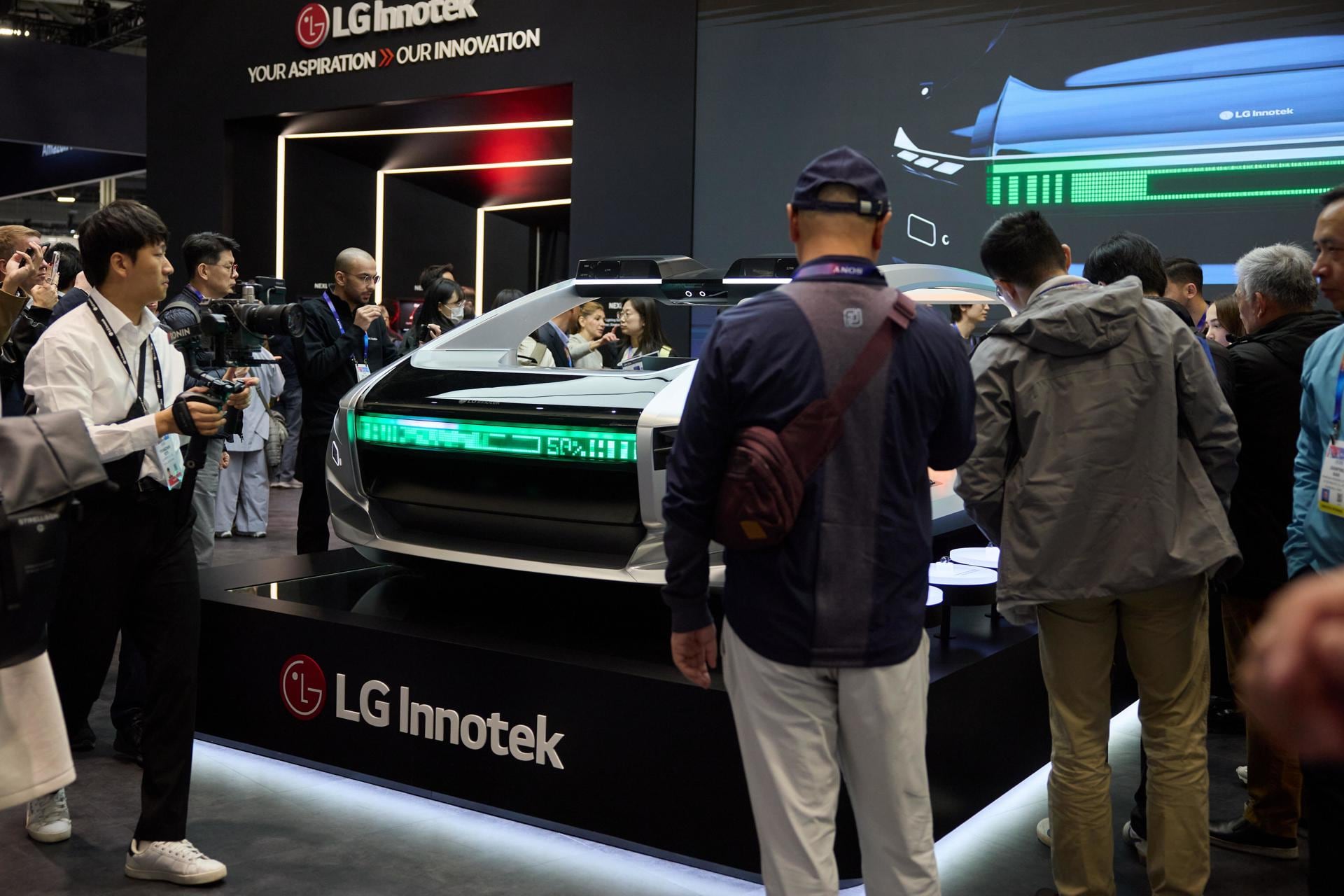 La gente observa el vehículo LG Innotek durante el Consumer Electronics Show (CES) 2025 en el Centro de Convenciones de Las Vegas en Las Vegas. Foto: EFE/EPA/ALLISON DINNER