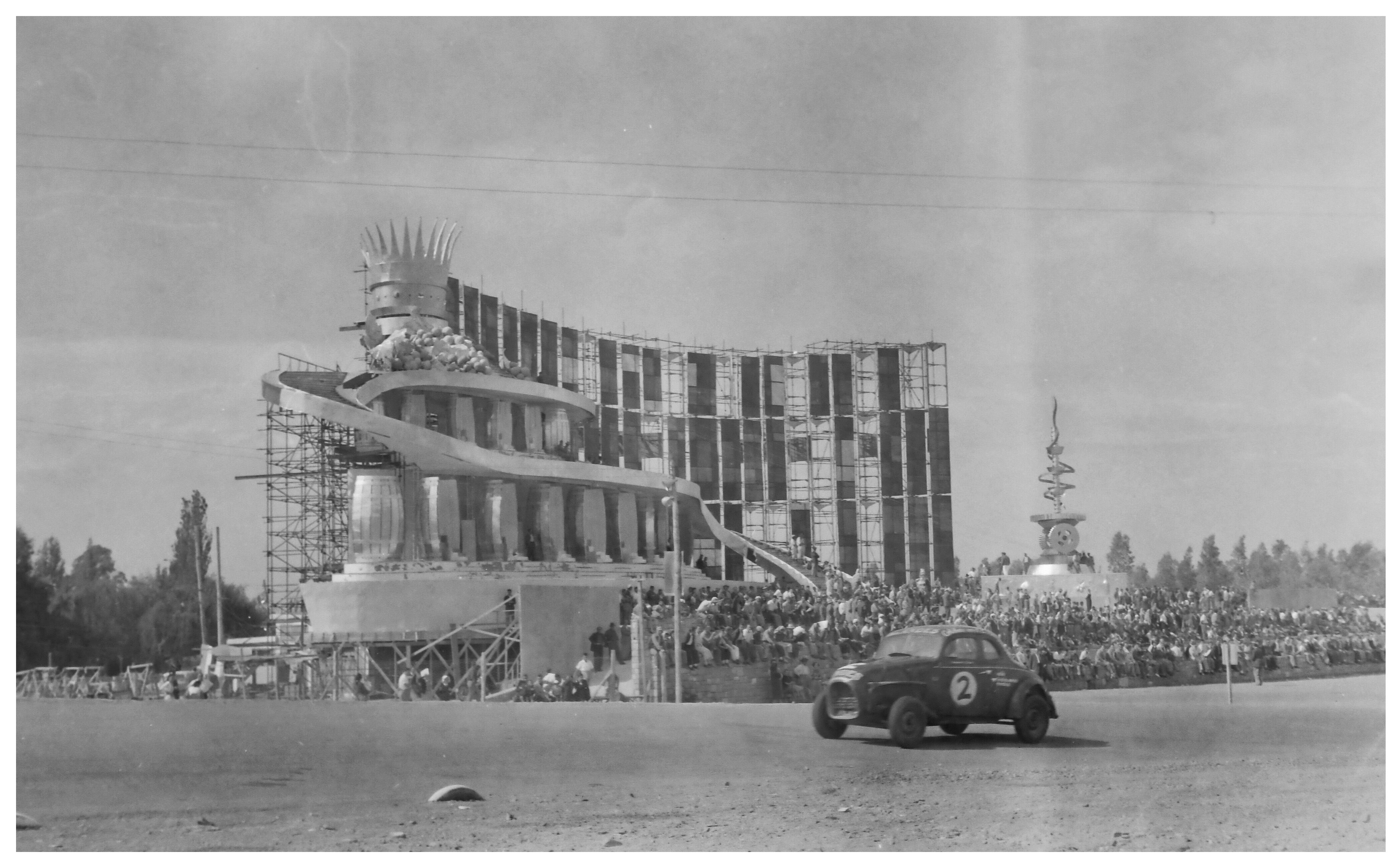 La carrera de autos pasaba por delante del escenario de la Fiesta de la Vendimia, que el público usaba de gradas. Foto: Orlando Pelichotti /Los Andes