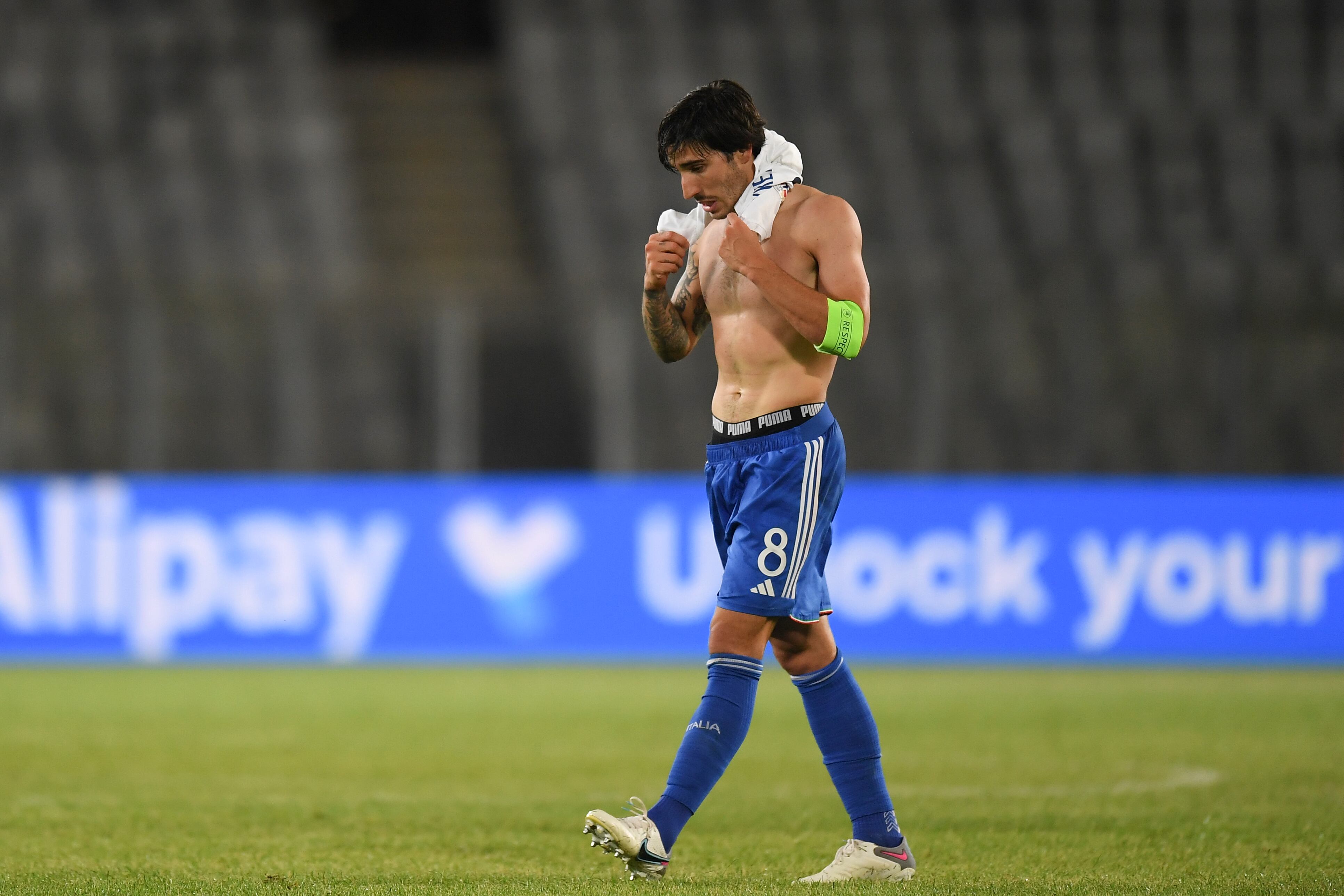 El volante italiano Sandro Tonali tras la derrota ante Noruega en la Eurocopa Sub23, el miércoles 28 de junio de 2023, en Cluj, Rumania. (AP Foto/Raed Krishan)