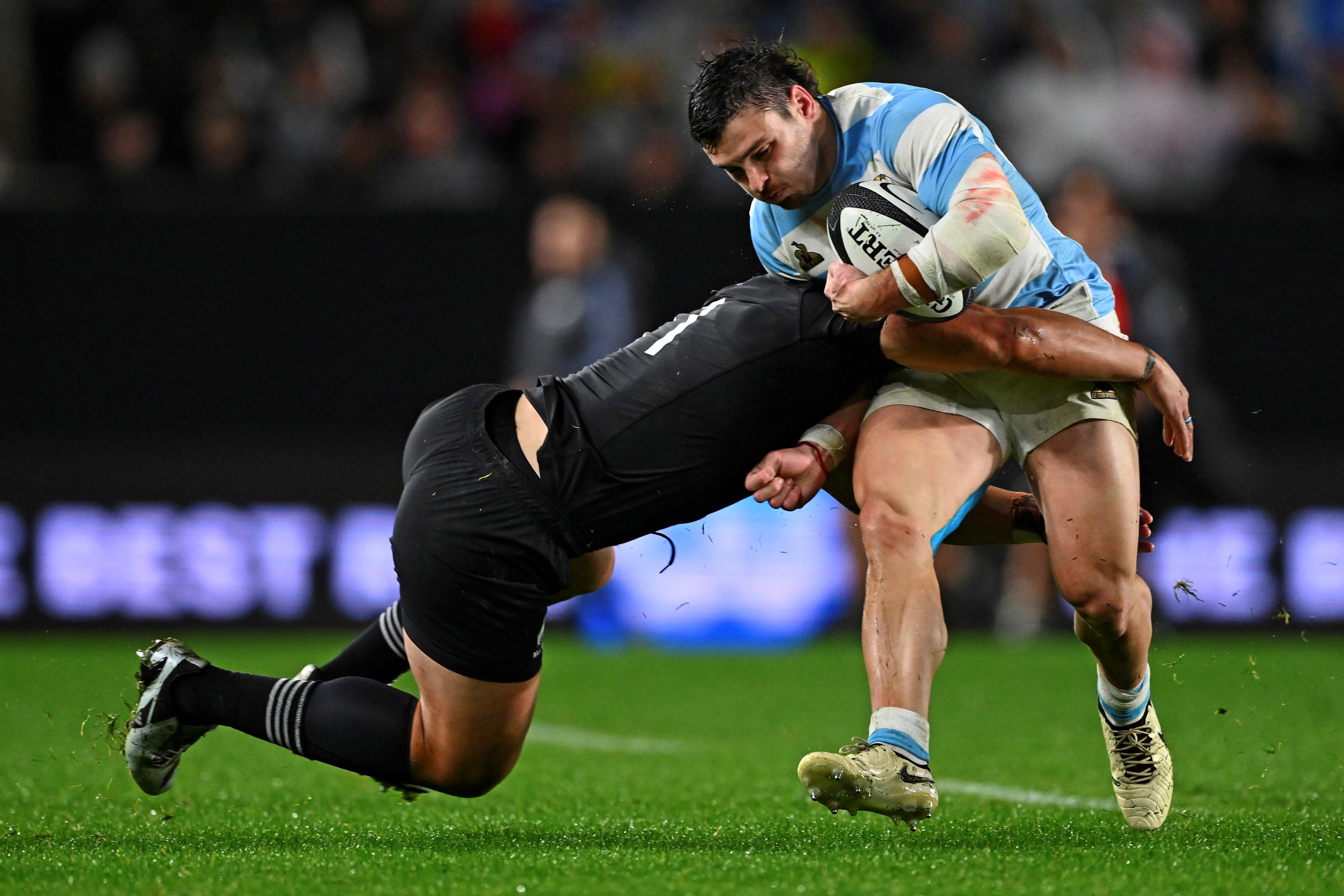 El argentino Mateo Carreras, a la derecha, es abordado por el neozelandés Caleb Clarke durante su partido de rugby en Eden Park, Auckland, Nueva Zelanda, el sábado 17 de agosto de 2024. (Kerry Marshall/Photosport vía AP)