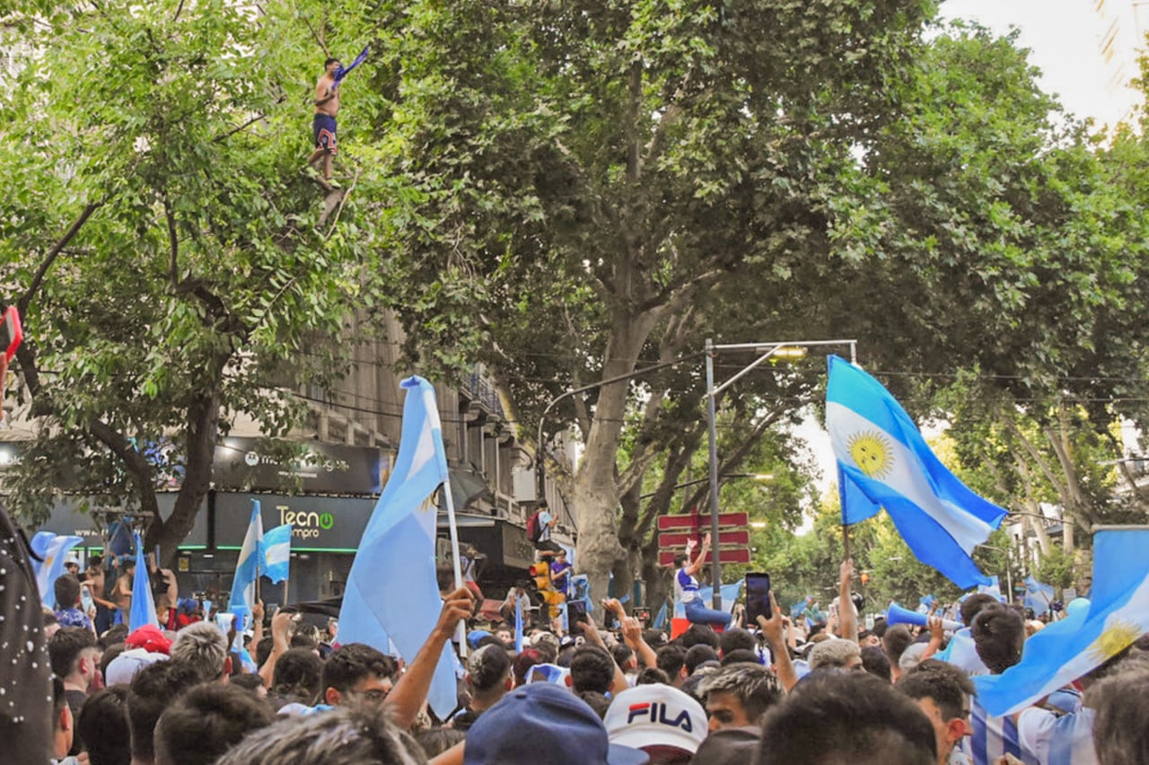 Argentina ya esta en cuarto de final y Mendoza lo festejo así. 
Foto: Mariana Villa / Los Andes