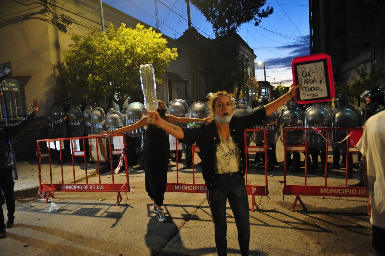 Dos sujetos provocaron a los manifestantes y se produjeron hechos de violencia durante la marchan por el femicidio de Úrsula Bahillo. Gentileza Clarín