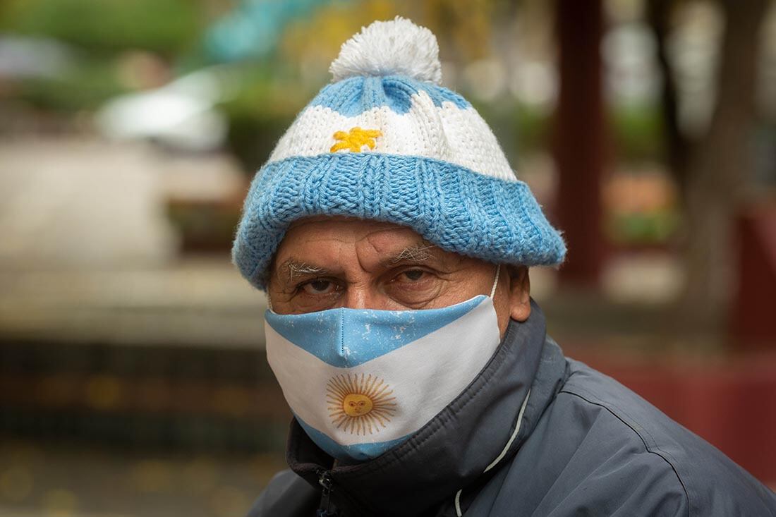 Alejandro Ruiz Diaz con su gorro y barbijo con la bandera Argentina