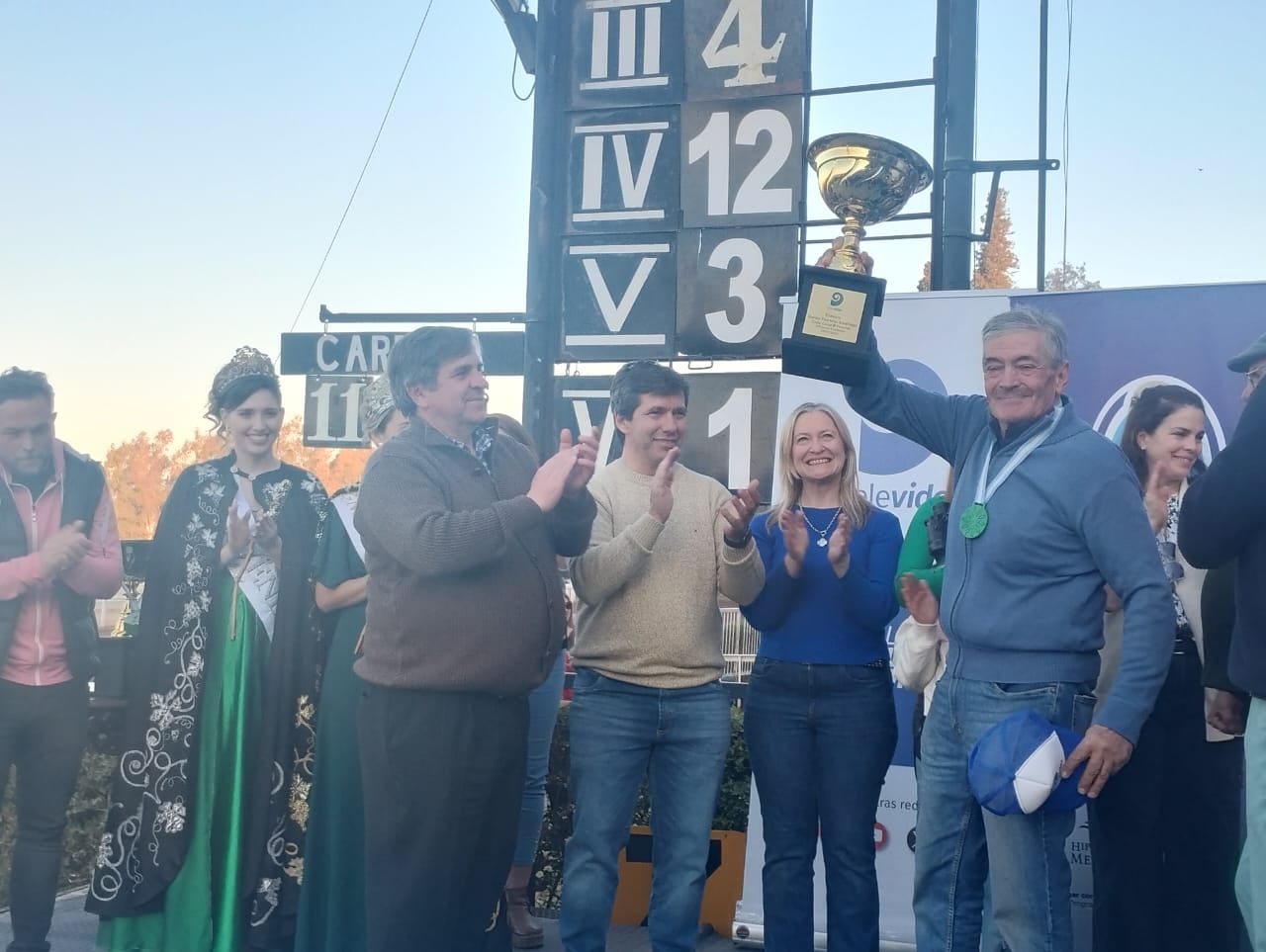 Ramón Abrales celebró el triunfo de su caballo.