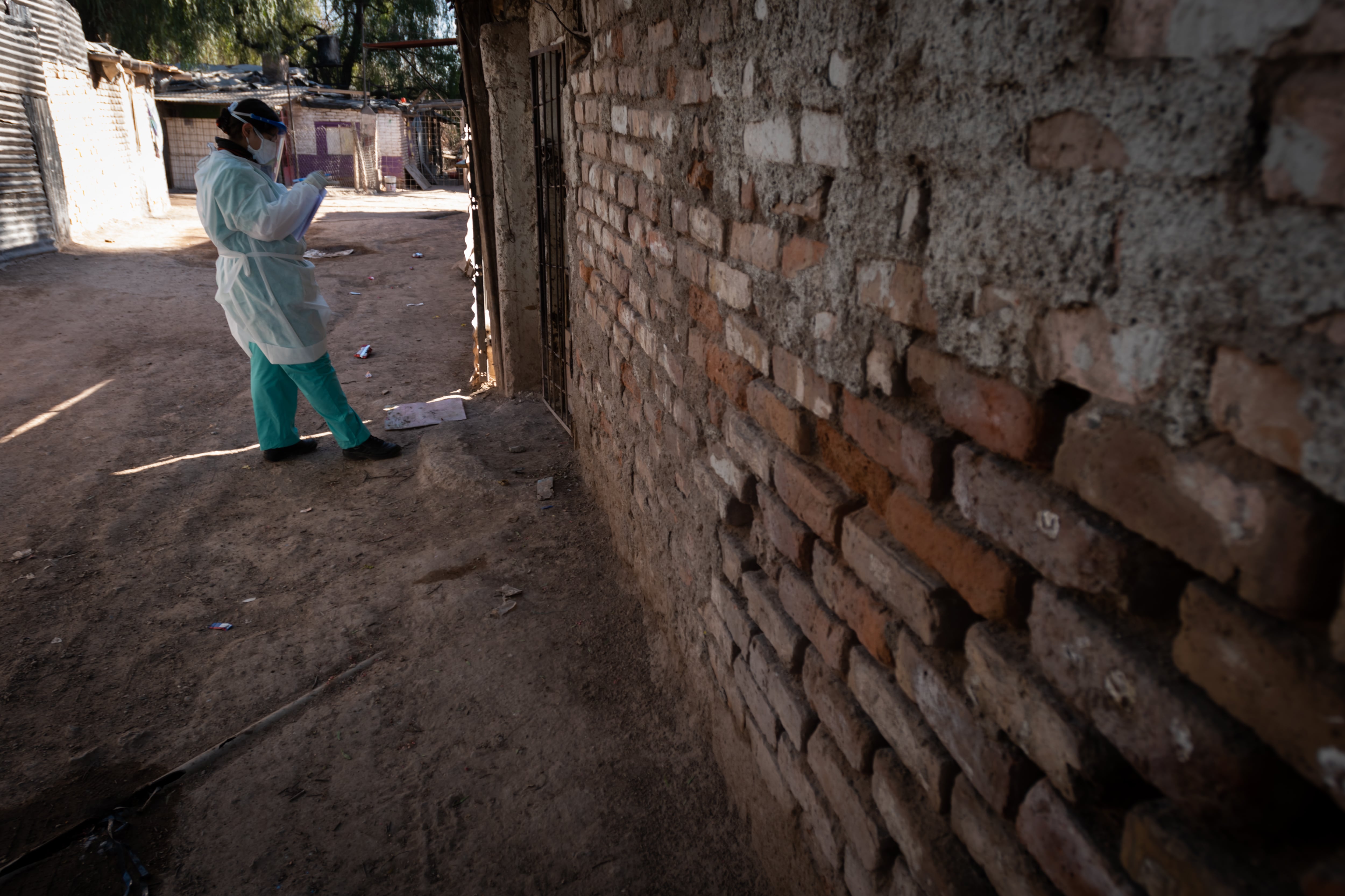 Por el aumento de casos positivos, son cada vez más intensos los operativos sanitarios en los barrios del Gran Mendoza.