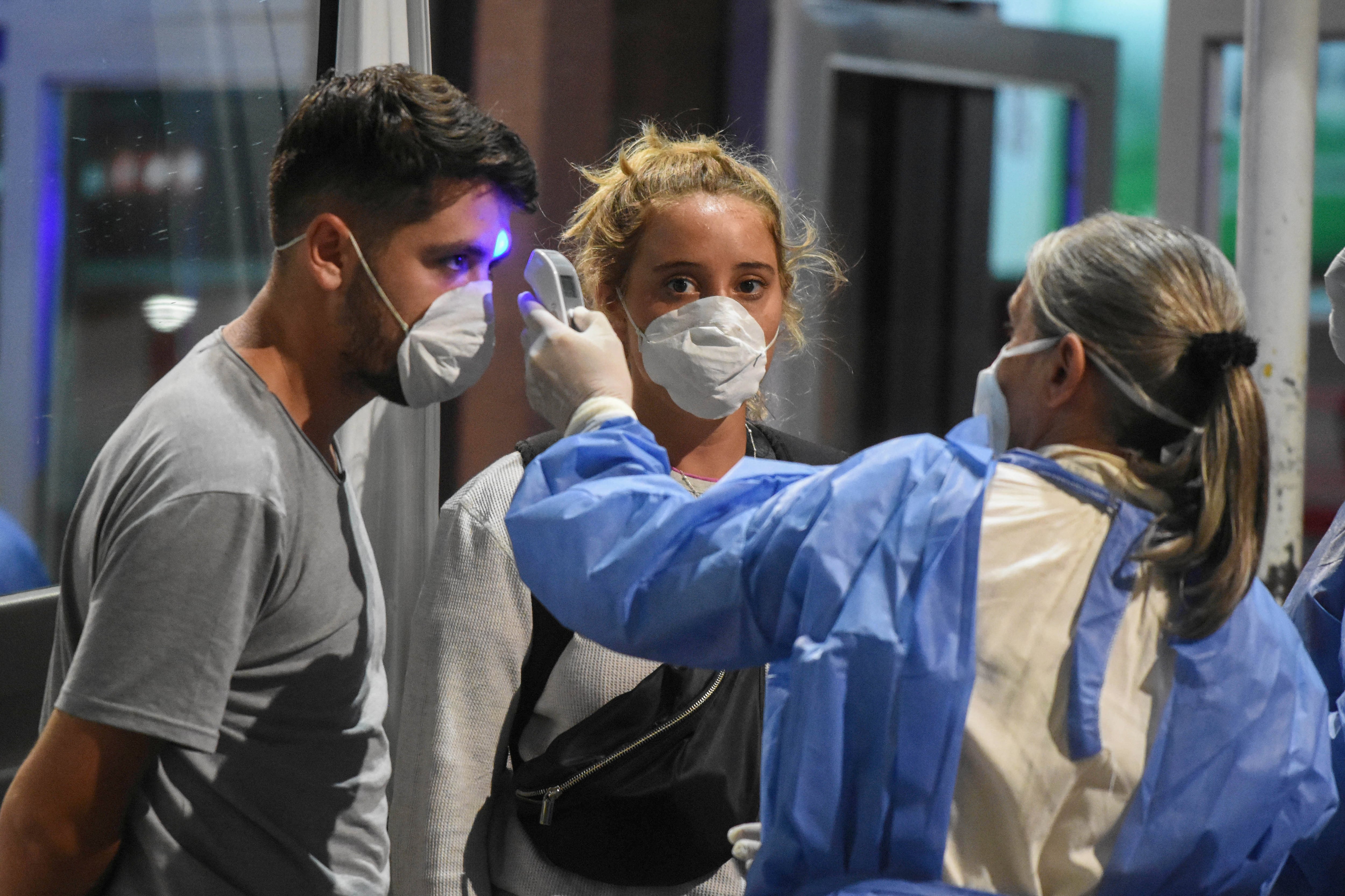 Marzo. Repatriados de distintas partes del mundo llegan a la terminal de Mendoza.