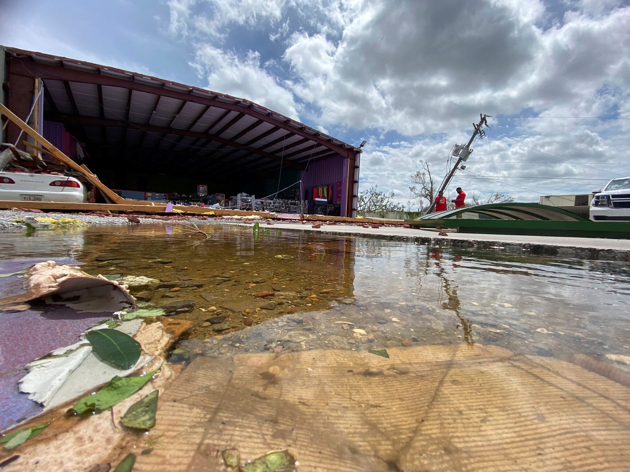 El huracán atraviesa el estado de Luisiana hacia el norte dejando daños materiales e inundaciones.