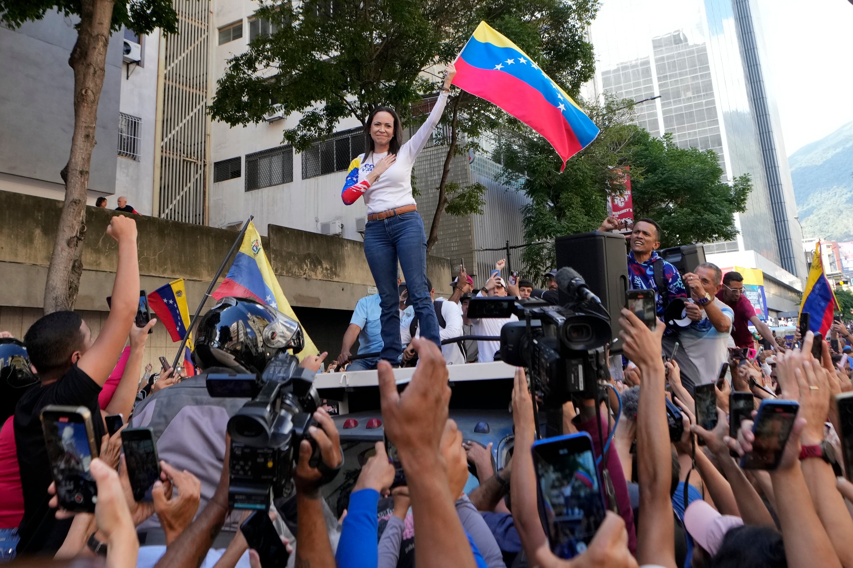 La líder de la oposición María Corina Machado le habla a sus partidarios durante una protesta contra el presidente venezolano Nicolás Maduro (Gentileza)