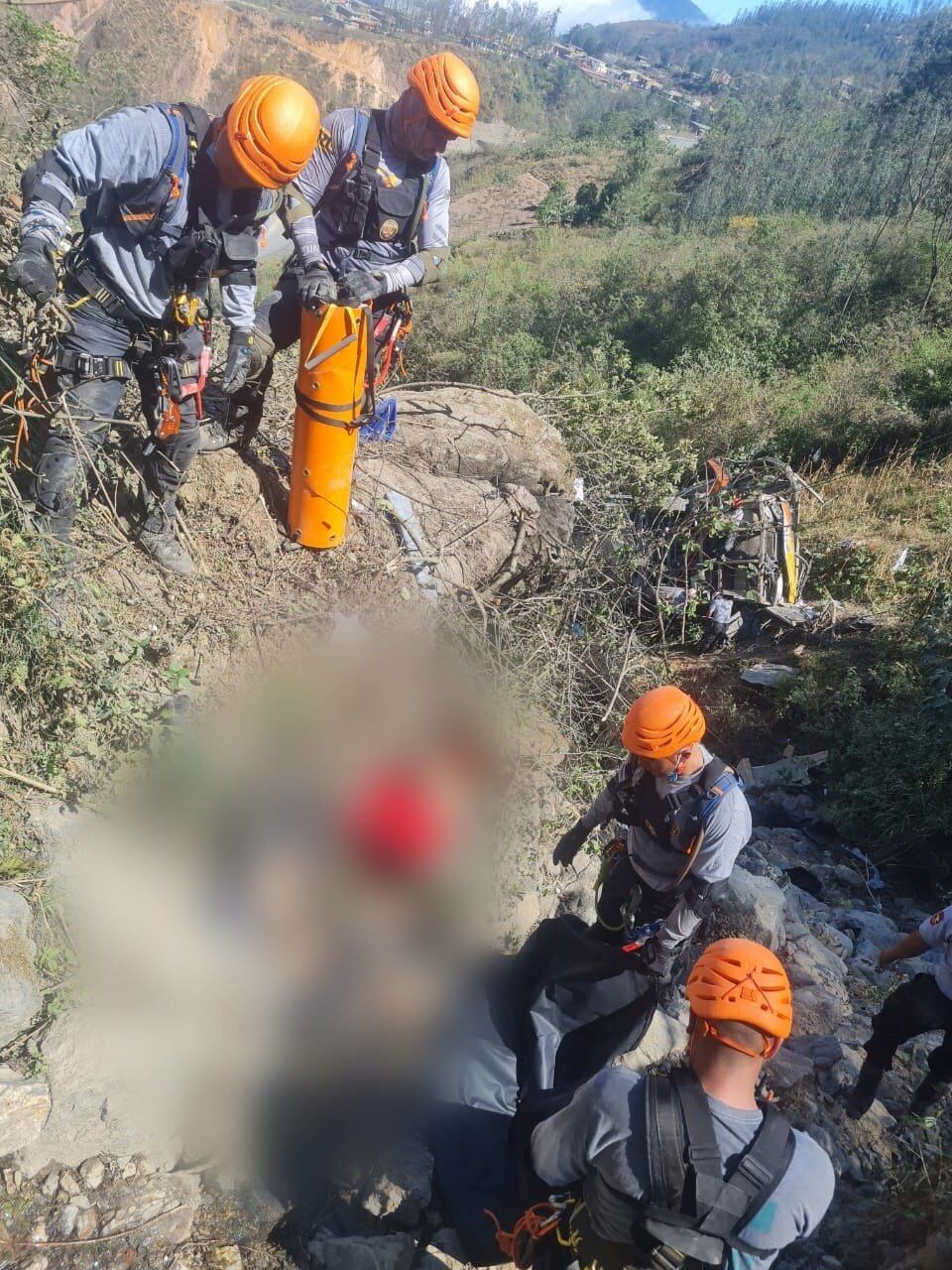 Al menos 10 muertos y decenas de heridos luego de que un autobús cayera al abismo. Foto: Policía de Perú.