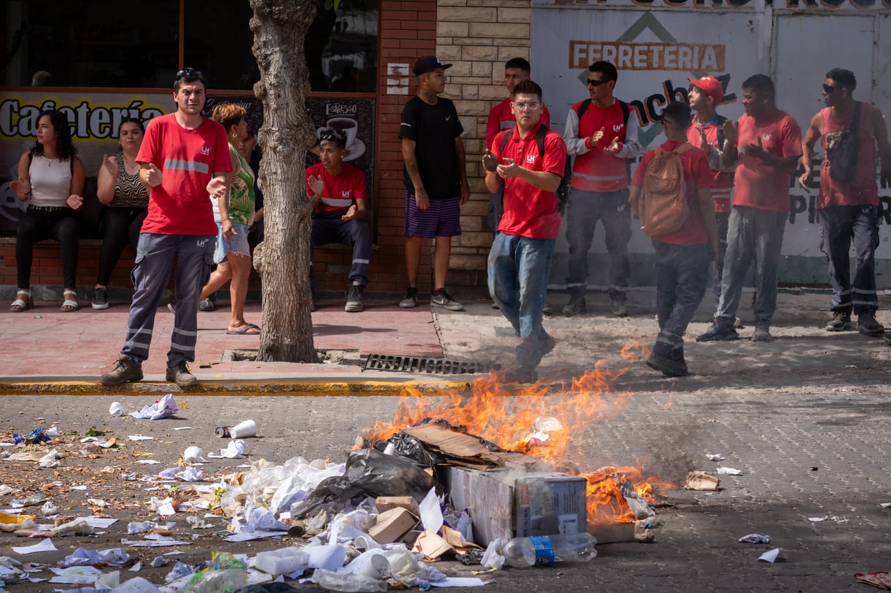 Exempleados de Las Heras protestaron frente a la Municipalidad. Ignacio Blanco / Los Andes