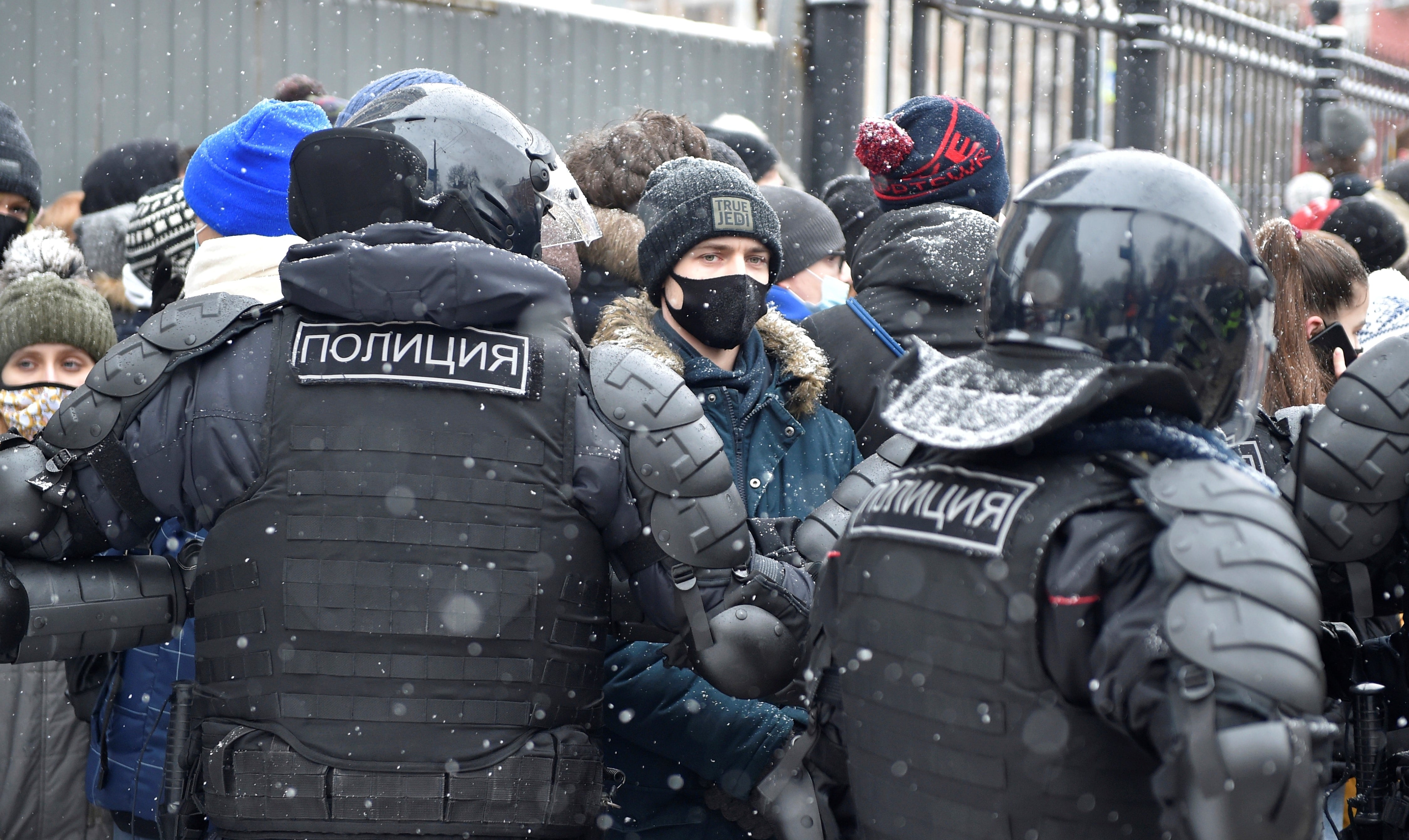 Cientos de personas fueron detenidas en medio de las protestas que exigían la liberación del opositor Alexei Navalny. AP