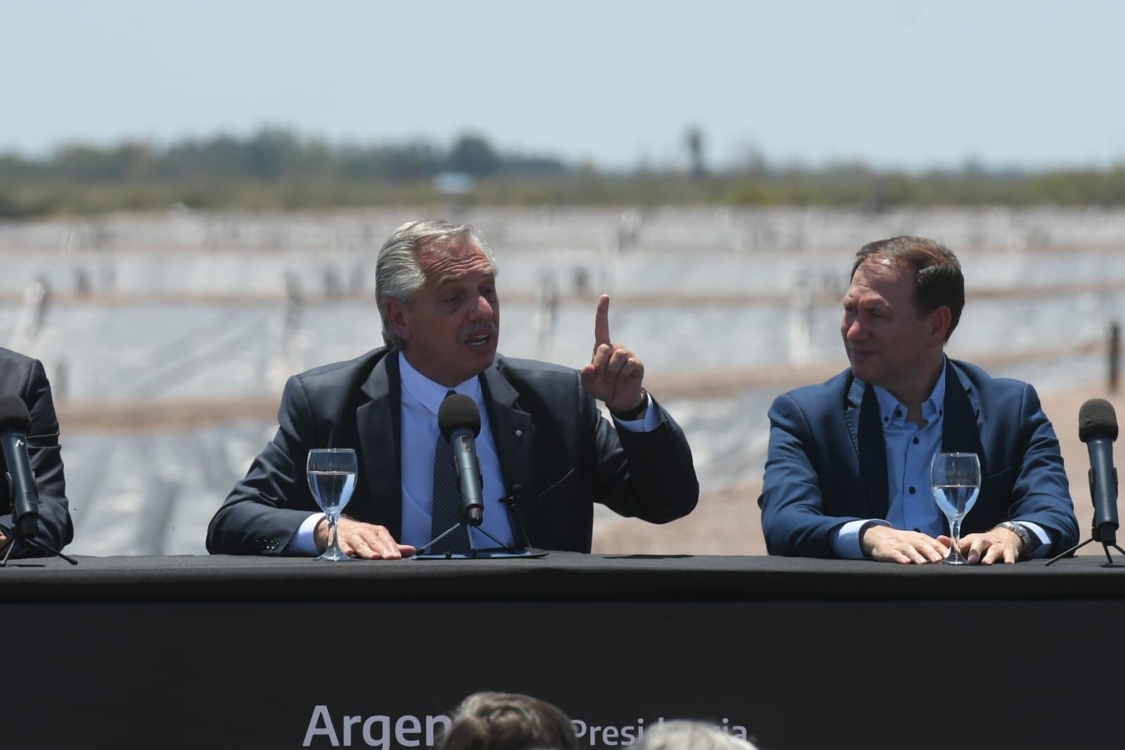 Alberto Fernández en Mendoza. Estuvo junto al ministro de Obras Públicas, Gabriel Katopodis; el intendente de Lavalle, Roberto Righi; y el ministro de Infraestructura, Mario Isgró. Foto: Ignacio Blanco / Los Andes