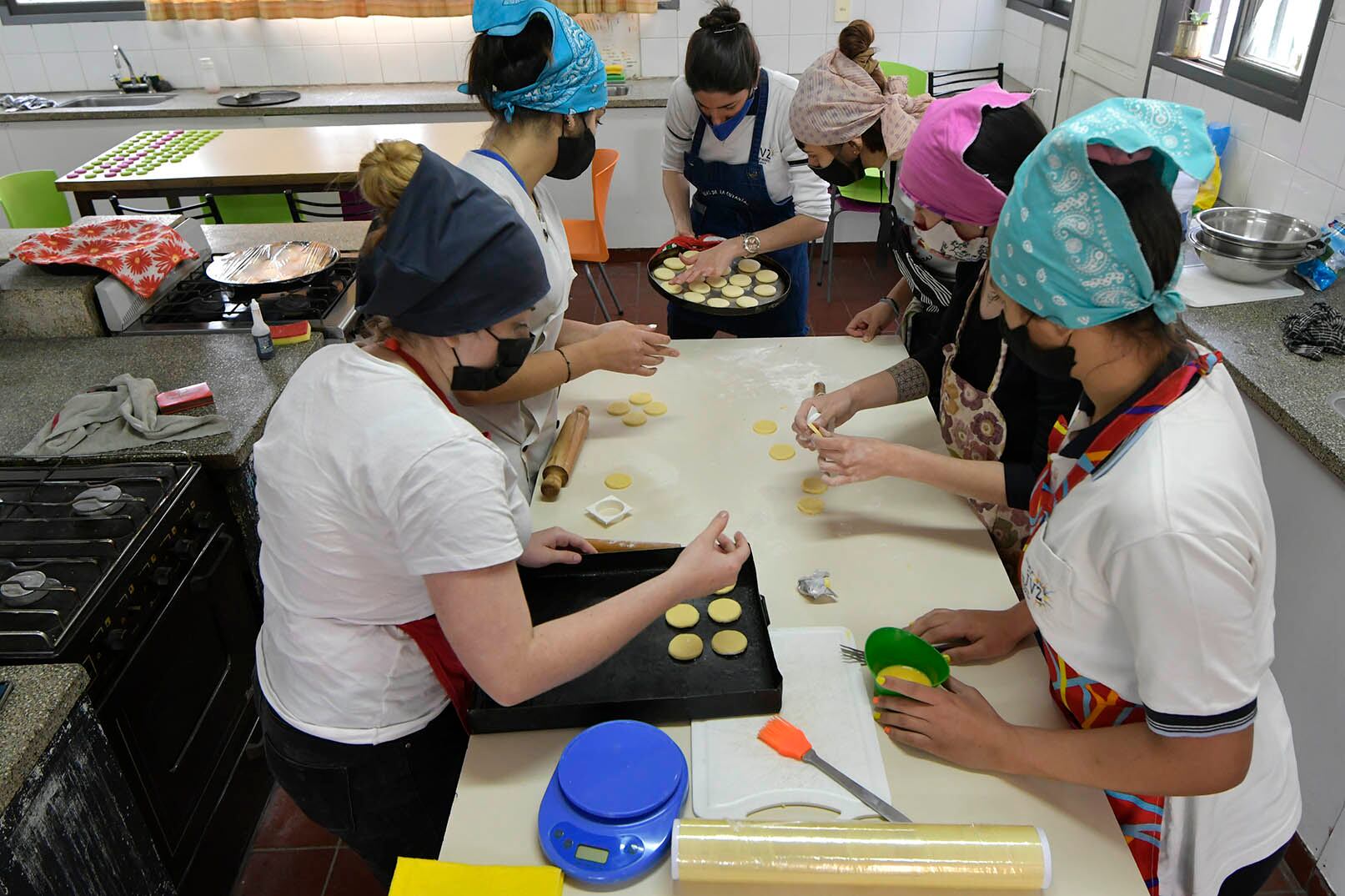 Presencialidad absoluta en secundarias. La Escuela Vicente Zapata comenzó con el dictado de materias y talleres con la presencialidad al 100 % , manteniendo distancias para evitar contagio del virus Covid 19

 urbanas Foto: Orlando Pelichotti