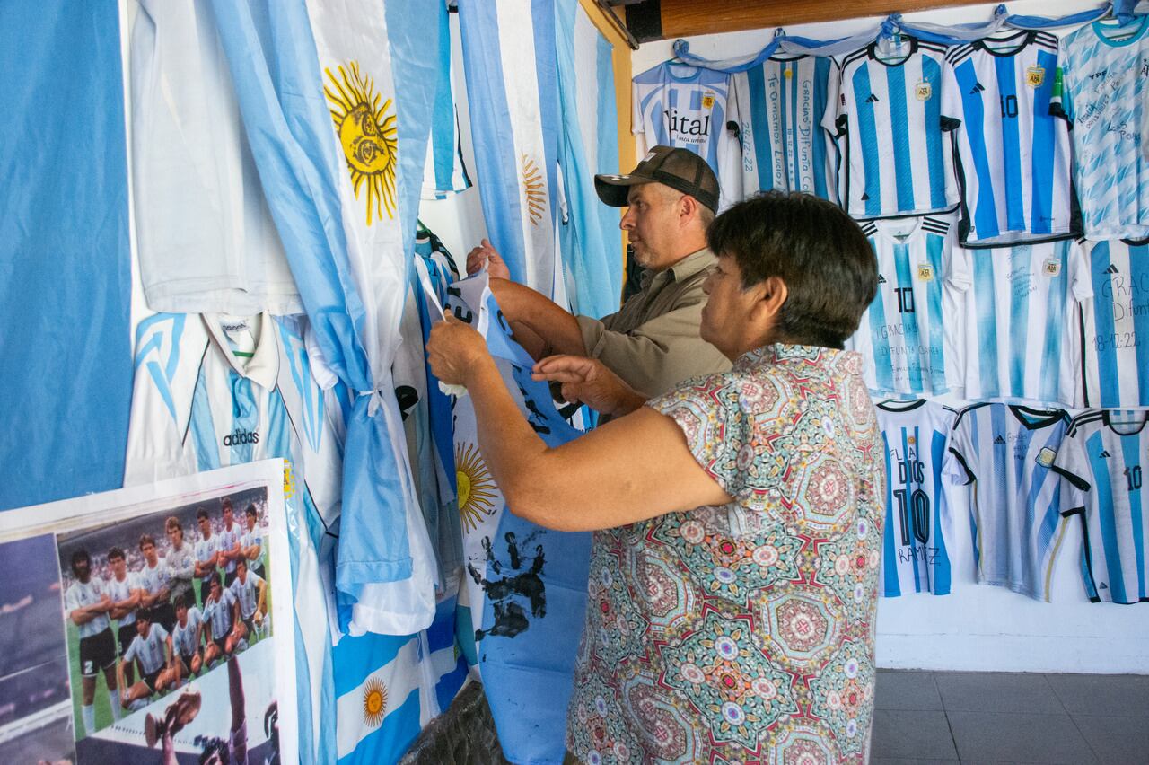 El Paraje Difunta Correa ubicado en la localidad de Vallecitos en la  provincia de San Juan recibe al año a miles de devotos que peregrinan cumpliendo promesas a causa de los milagros recibidos. Entre estos en un año particular para el futbol argentino, el presidente de la AFA se hizo presente con la Copa del mundo que obtuvo la Selección Argentina en el mundial Katar 2022.
Dentro del predio se enccuentra una habitación especialmente preparada para exhibir camisetas y objetos alegóricos a la seleccion argentina.
Foto: Mariana Villa / Los Andes  