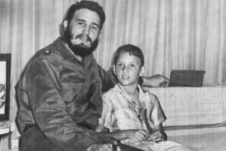 Fidel Castro junto a su hijo también llamado Fidel.