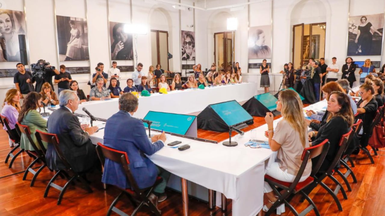 En cuanto al Programa Constructoras, el mandatario explicó que “muestra que las mujeres pueden ingresar a ese mundo laboral que parecía tan propio de los hombres y hacerlo muy bien.