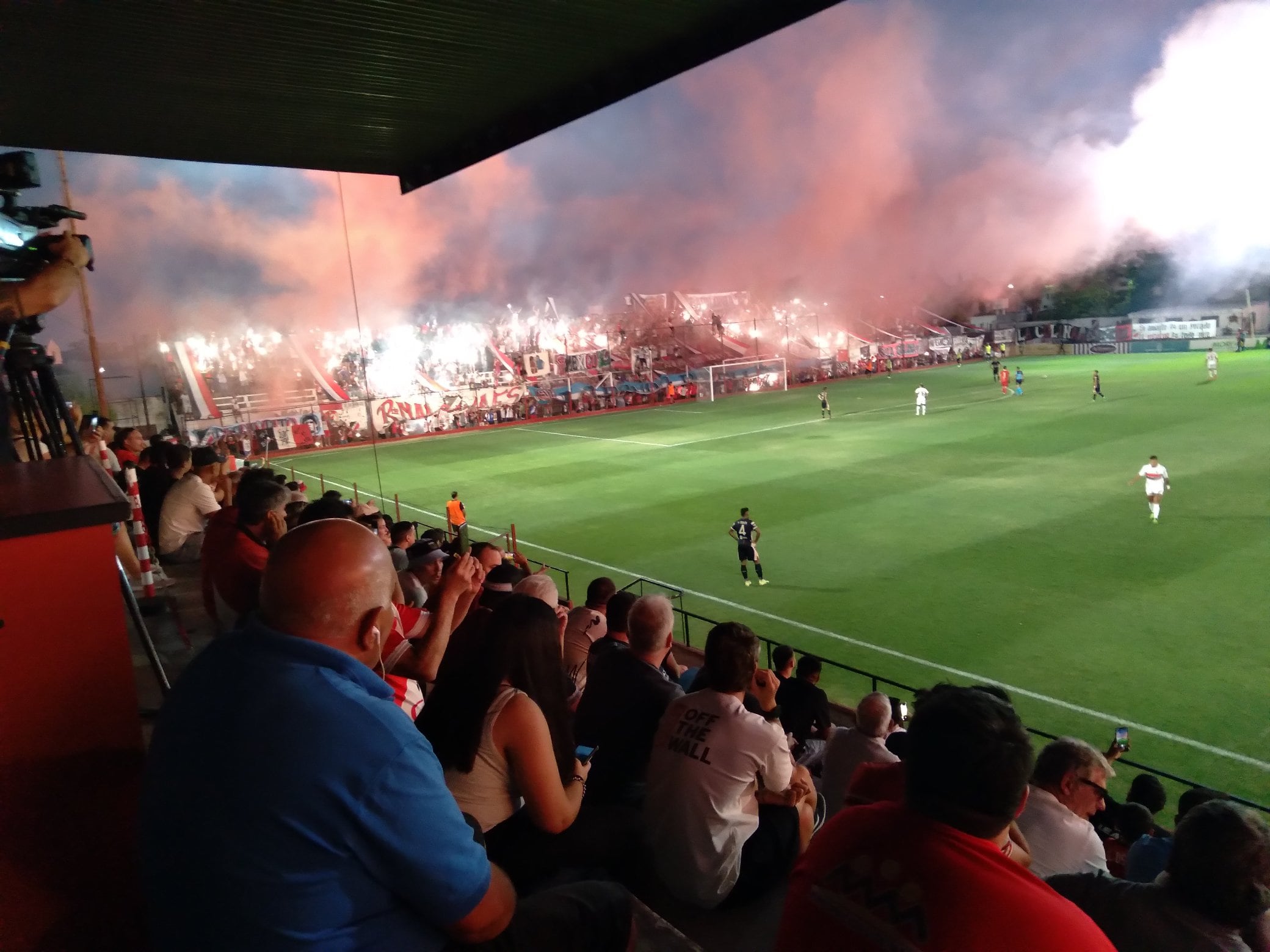 Partido demorado por el uso de bengalas por parte de la hinchada maipucina. Foto: @AlvarezBJuan