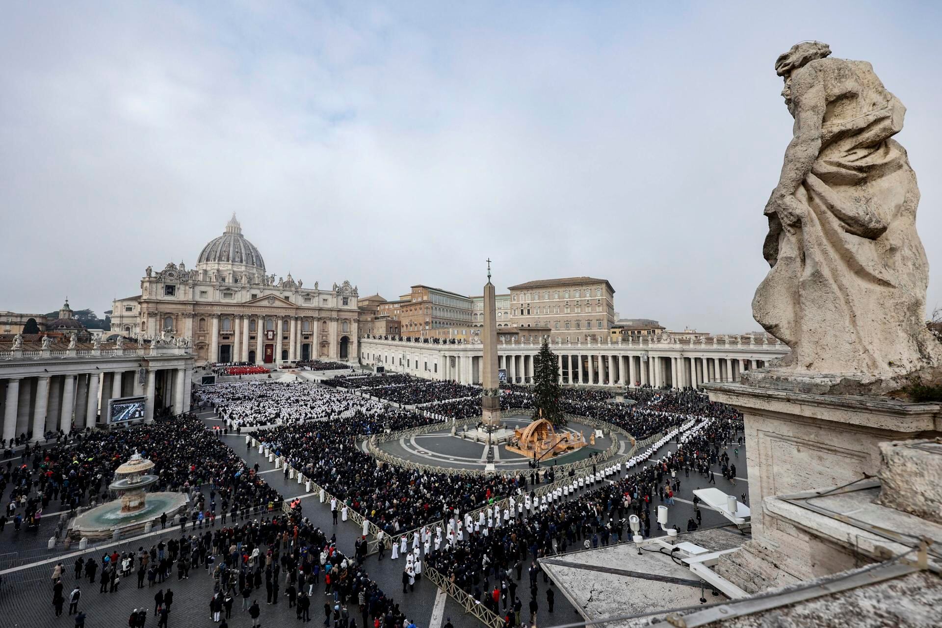 Vista general de la Plaza de San Pedro durante el funeral por el Papa emérito Benedicto XVI. EFE/FABIO FRUSTACI