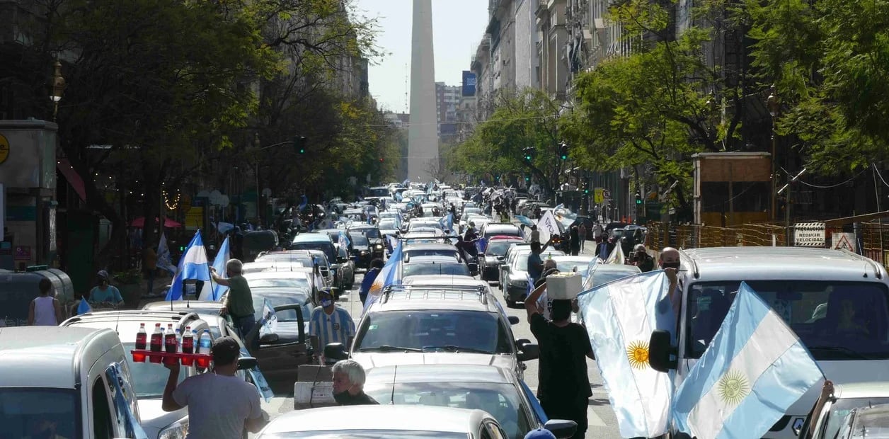 Una gran caravana se movilizó en la 9 de julio por el Día de la Lealtad peronista.