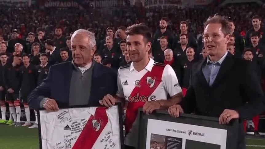 Leo Ponzio fue agasajado por los directivos de River Plate en la previa del encuentro. / Gentileza.