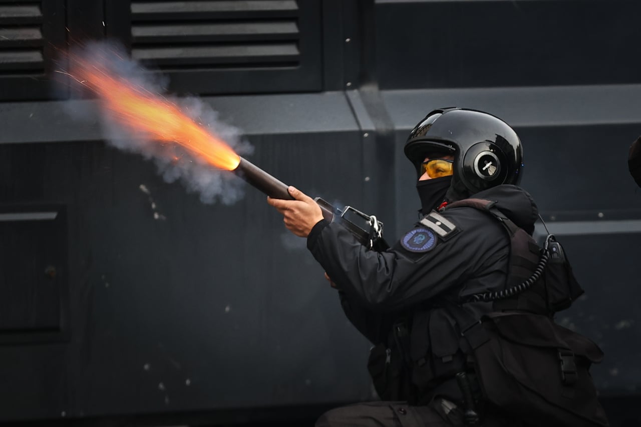 Policías disparan gases lacrimógenos durante enfrentamientos entre la policía y personas que protestan a las afueras del senado durante un debate sobre la ley de Bases. Foto: EFE / Juan Ignacio Roncoroni