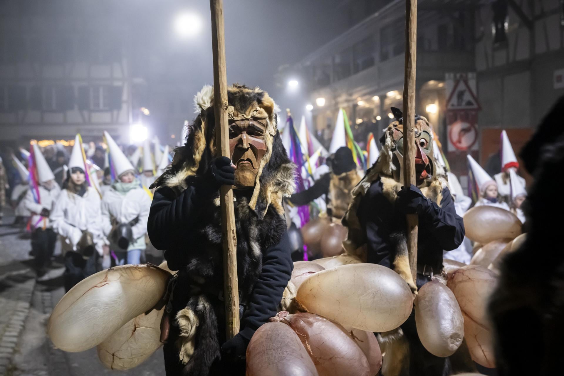 La procesión festiva, que parte del castillo de Laupen, utiliza campanas, escobas, vejigas de cerdo y máscaras para ahuyentar a los espíritus malignos. El líder de la procesión anuncia los deseos de Año Nuevo, seguido de una persecución con las vejigas de cerdo infladas. El desfile, que se originó hace un siglo, presenta máscaras elaboradas en 1924 y sus raíces pueden remontarse al Julfest germánico. 'Achetringele' significa 'sonar' y simboliza el destierro del año viejo. Se cree que las tradicionales escobas de enebro ahuyentan a los demonios. (Suiza) Foto: EFE/EPA/ANTHONY ANEX