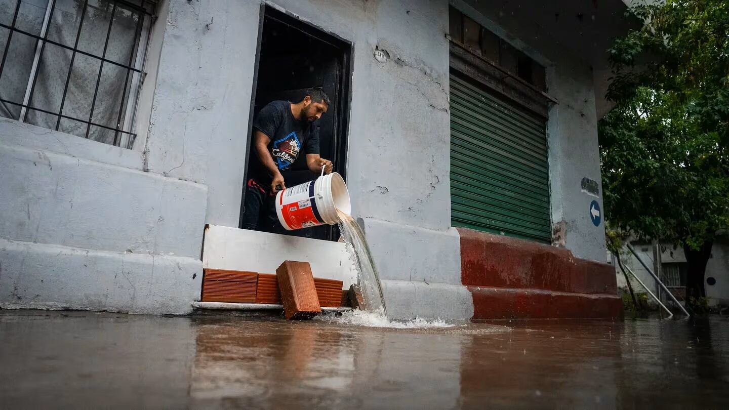 Calles inundadas, autos flotando y casas bajo el agua. Foto: Gentileza TN.