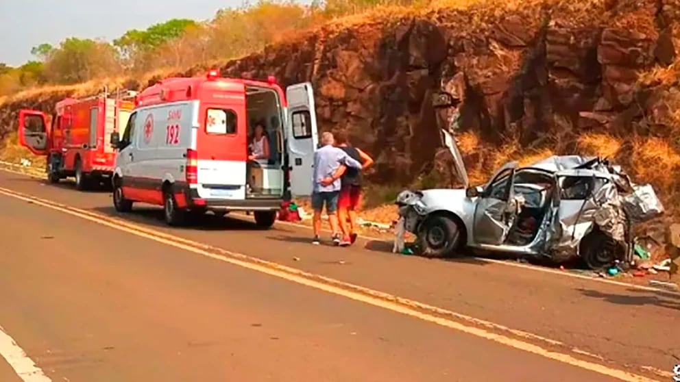 Las autoridades informaron que el auto en el que se trasladaban las víctimas fue embestido desde atrás por otra camioneta. Esto provocó el despiste y posterior colisión contra un camión Scania.