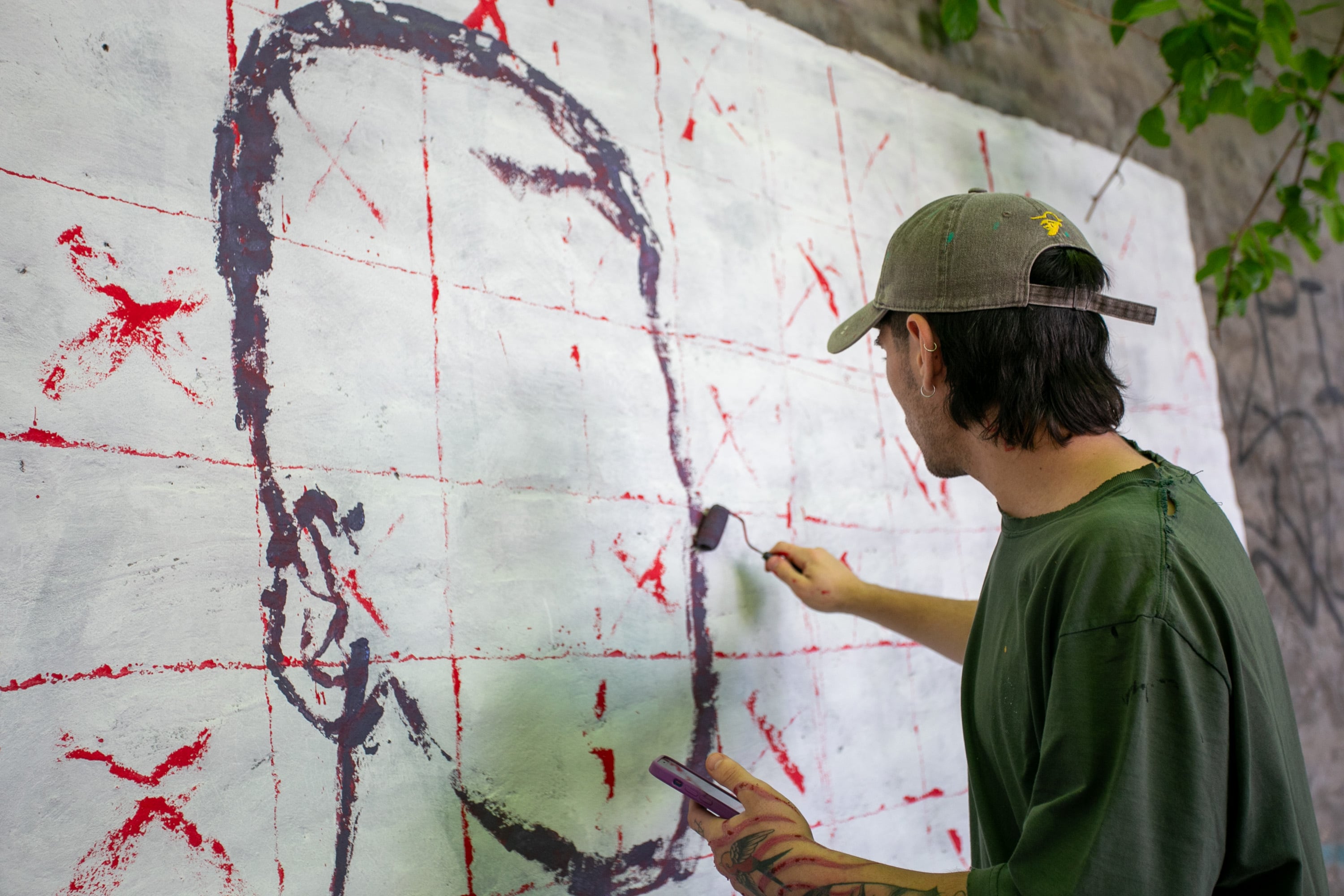 Un joven que había vandalizado un muro en Ciudad ya enmienda los daños