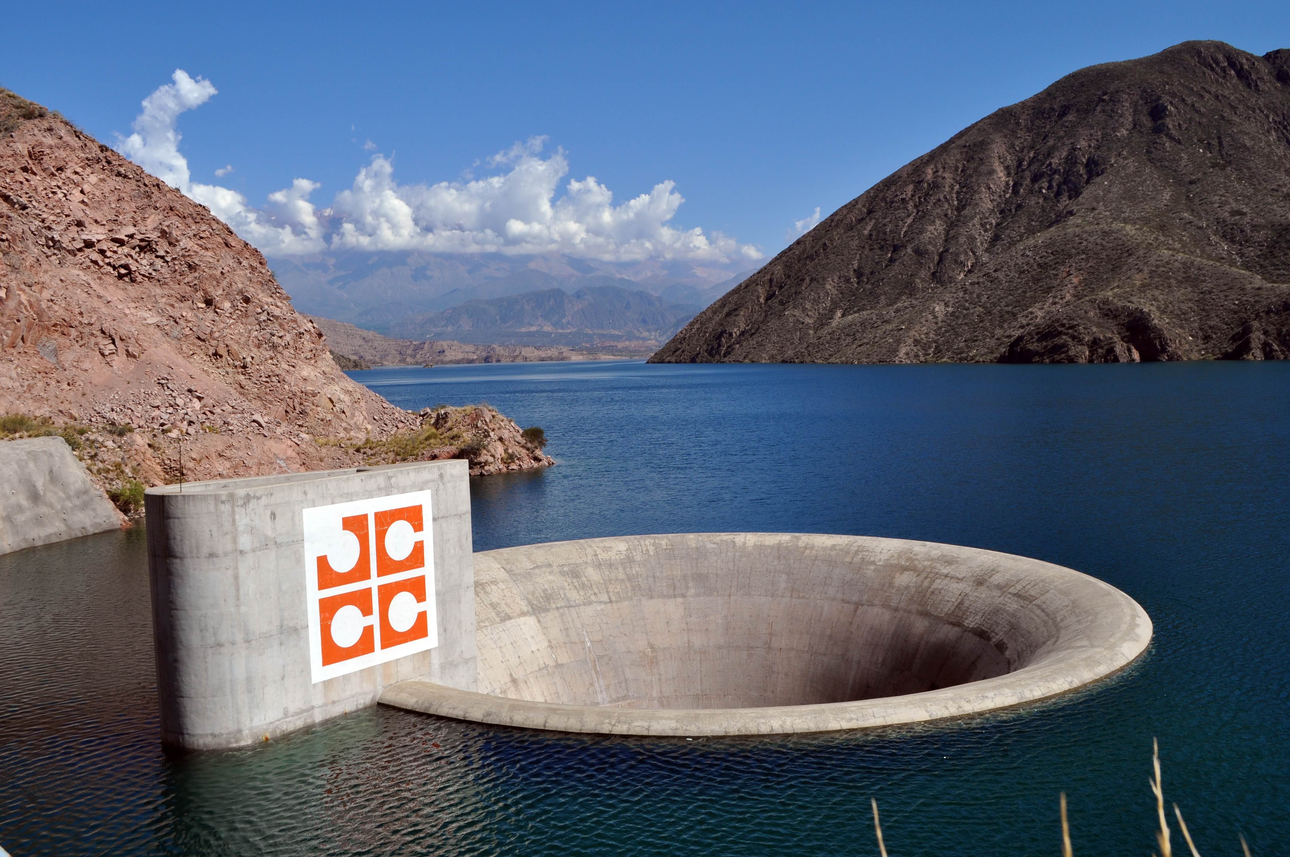 Nuevas maniobras de limpieza en el Dique Potrerillos podrían resentir el suministro de agua.