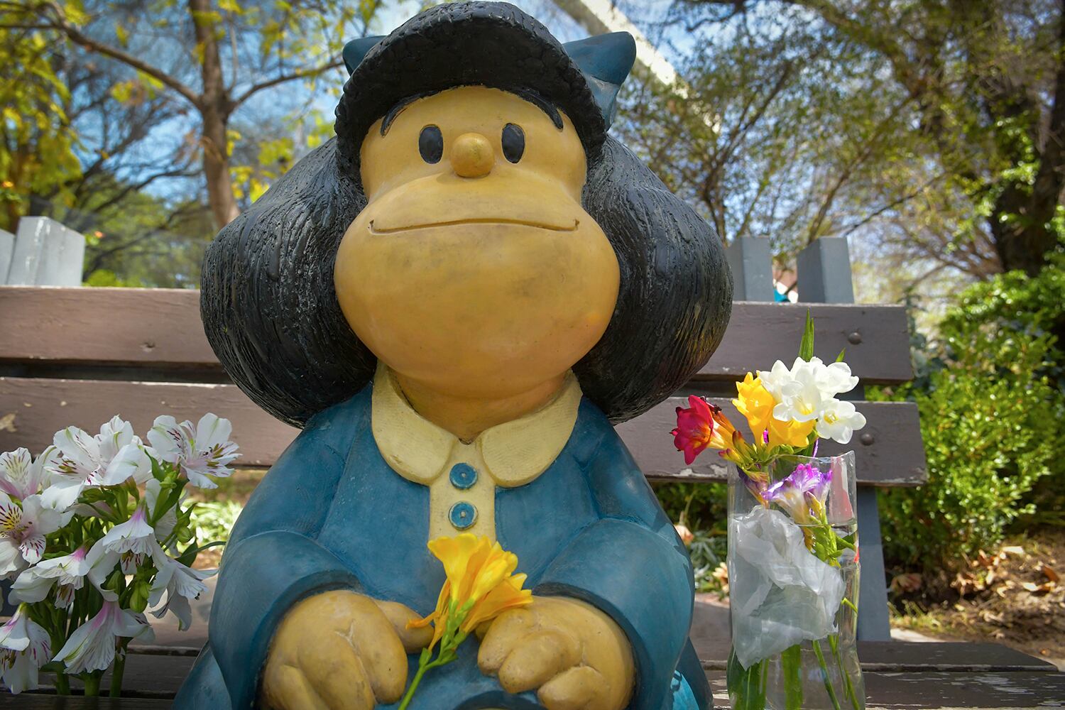 Algunos mendocinos dejaron flores en a escultura de Mafalda en la calle Arístides Villanueva.