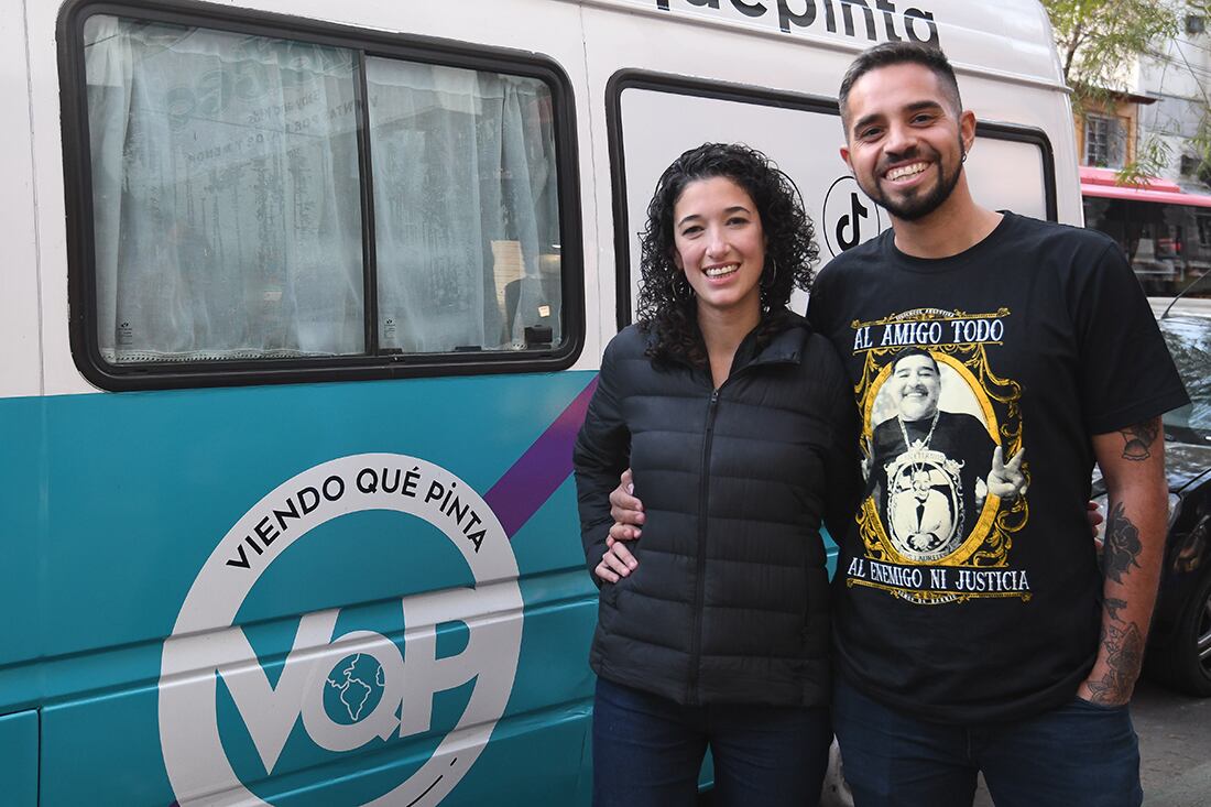 Tatuador itinerante. Walter junto a su pareja Mecha recorren el país haciendo tatuajes de Maradona. Foto: Marcelo Rolland / Los Andes