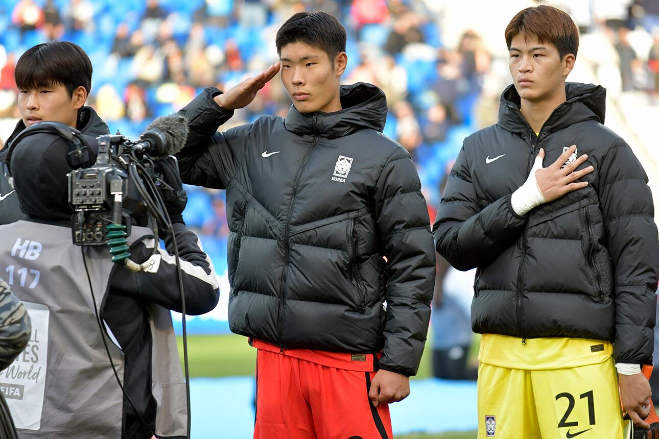 Corea del Sur y un saludo militar antes del partido. / Foto: Orlando Pelichotti