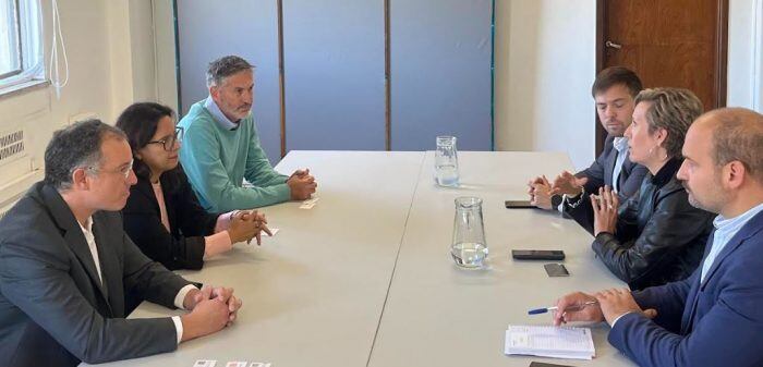 La ministra de Energía y Ambiente, Jimena Latorre, y el director de Minería, Jerónimo Shantal, se reunieron con representantes del grupo Hanaq, quienes presentaron 20 pedidos de exploración de cobre en Malargüe. Foto: Gobierno de Mendoza