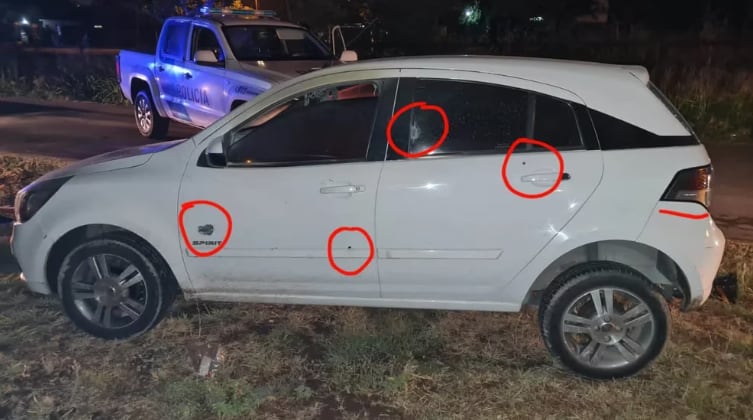 El auto en el que se trasladaban los ladrones, con sus respectivos impactos de bala. Foto: Infobae