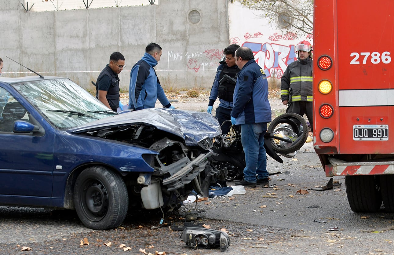 El accidente se produjo esta mañana en la esquina de Olascoaga y Moyano -a una cuadra de la cancha de Huracán Las Heras- con el saldo de dos muertos

Foto:  Orlando Pelichotti