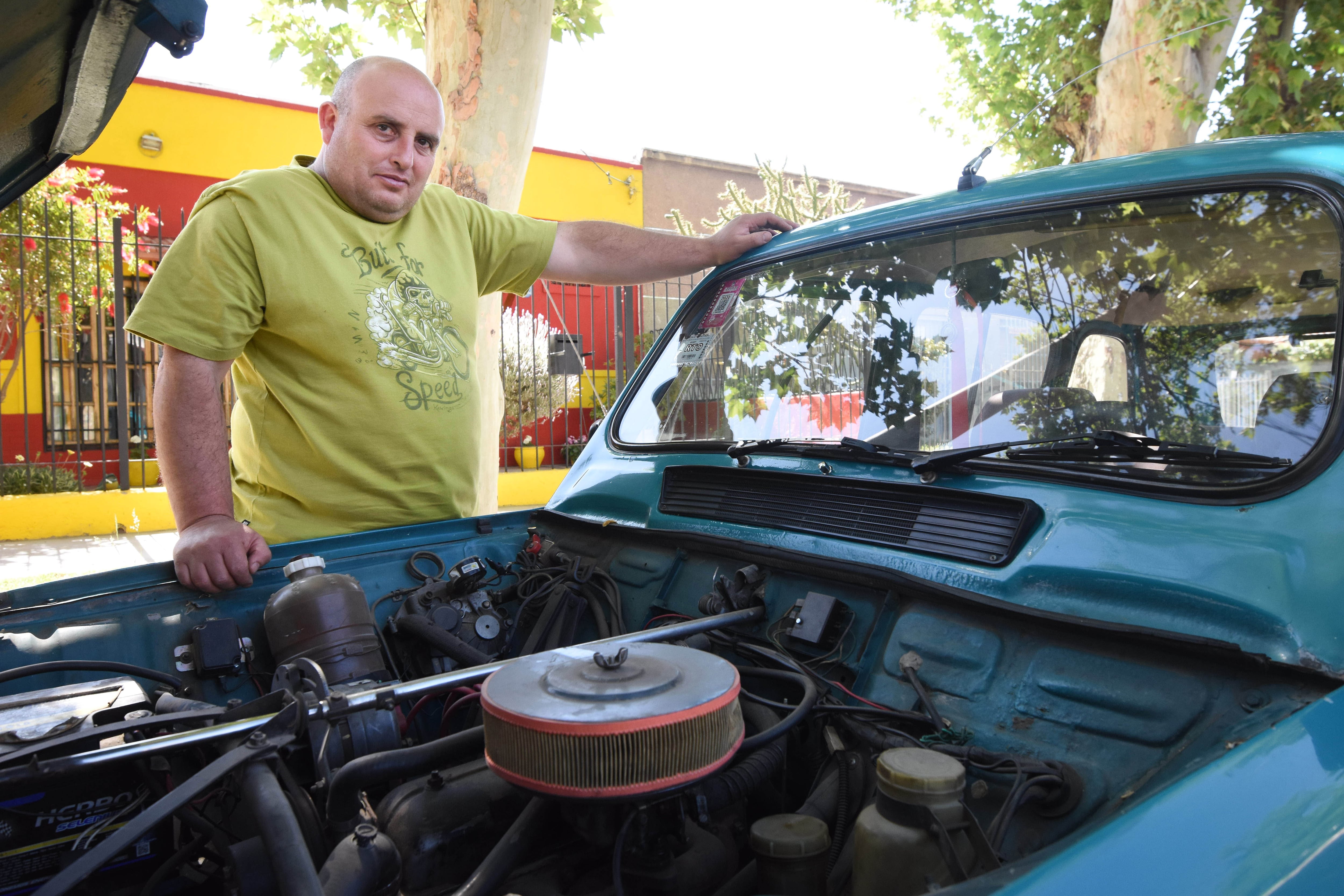 Maximiliano recibe muchas ofertas por su Renault 4 pero se niega a venderlo.