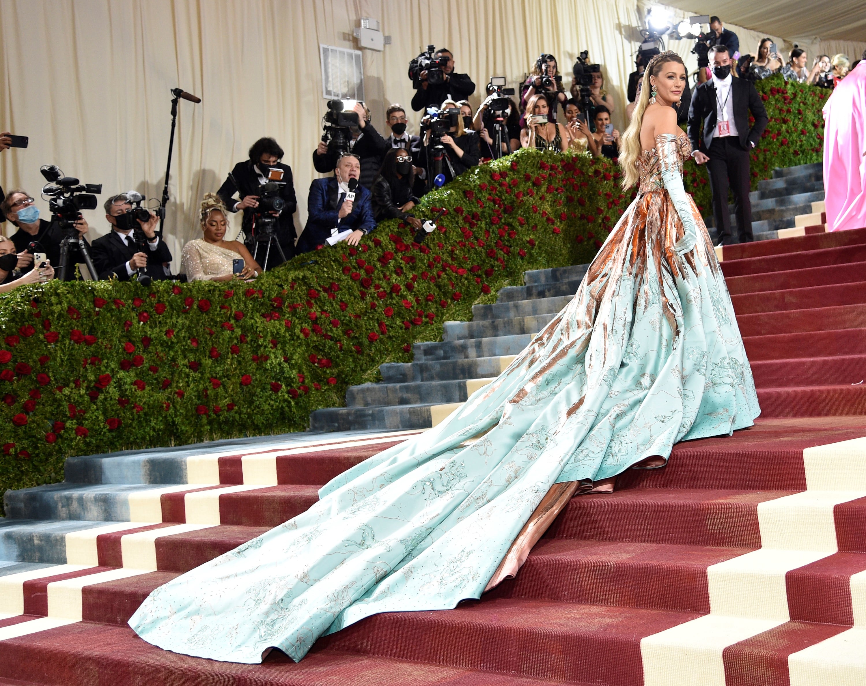 Blake Lively deslumbró con el despliegue de su vestido en la alfombra de la Met Gala 2022.